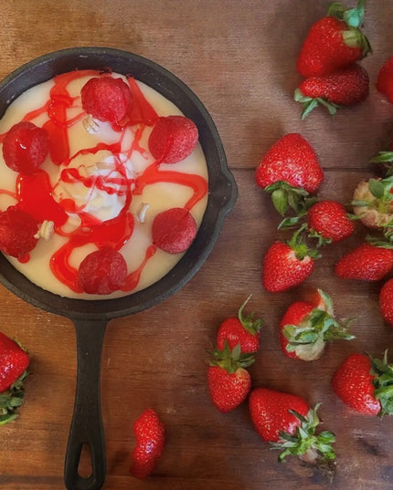 Strawberry Cheesecake Skillet Candle – Dessert Food Candle, Soy Paraffin Blend, Bakery Scented Candle, Unique Gift for Dessert Lovers