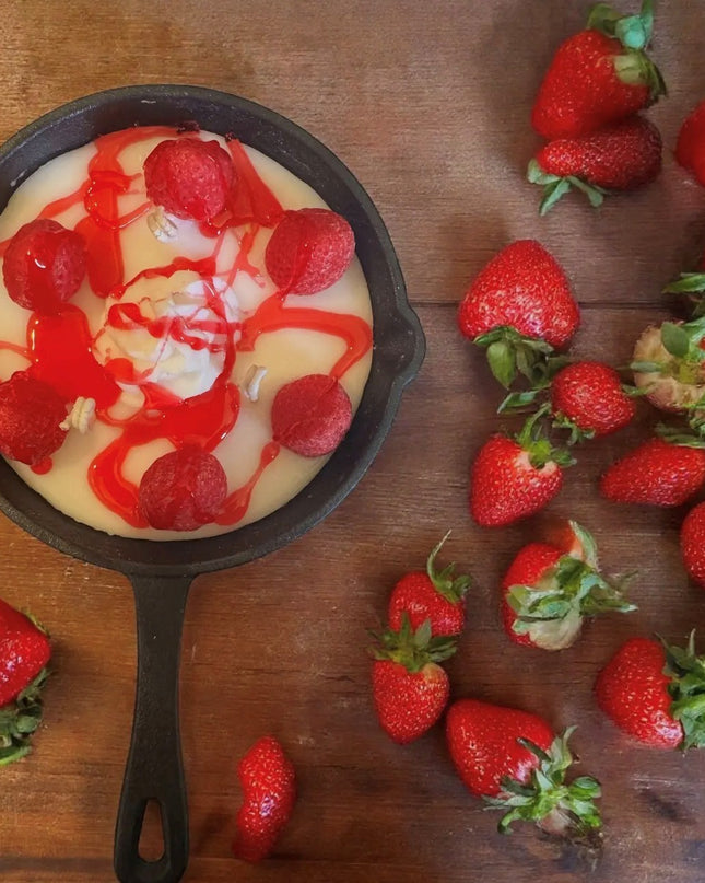 Strawberry Cheesecake Skillet Candle – Dessert Food Candle, Soy Paraffin Blend, Bakery Scented Candle, Unique Gift for Dessert Lovers